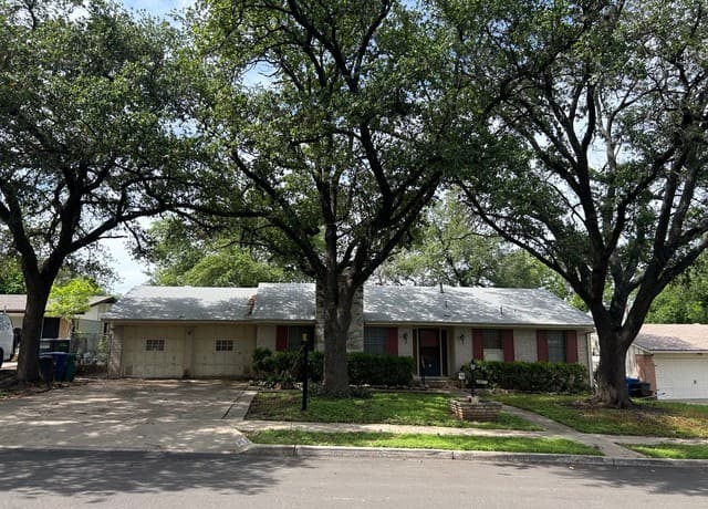 3-bedroom rental at 3807 Oak Trl in San Antonio, TX — photo 1