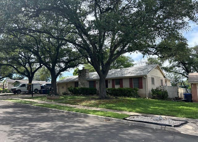 3-bedroom rental at 3807 Oak Trl in San Antonio, TX — photo 2