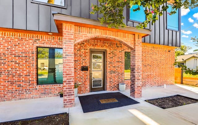 3-bedroom rental at 727 E Park Ave in San Antonio, TX — photo 4