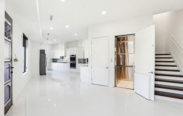 3-bedroom rental at 727 E Park Ave in San Antonio, TX — photo 5