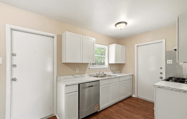 3-bedroom rental at 7323 Quiet Valley in San Antonio, TX — photo 5