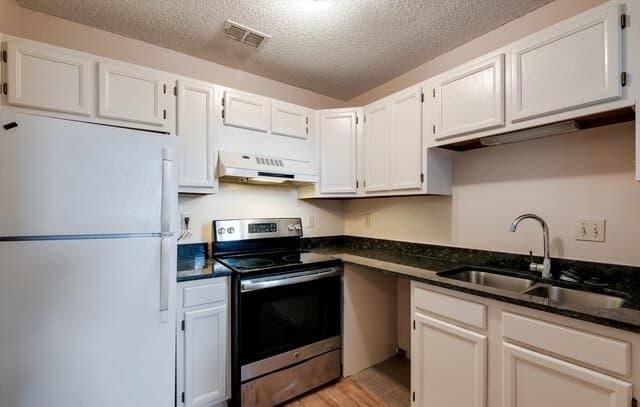 1-bedroom rental at 8655 Datapoint Unit 210B in San Antonio, TX — photo 4