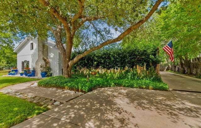 5-bedroom rental at 904 N Lincoln St in Fredericksburg, TX — photo 1