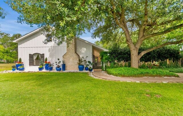 5-bedroom rental at 904 N Lincoln St in Fredericksburg, TX — photo 2