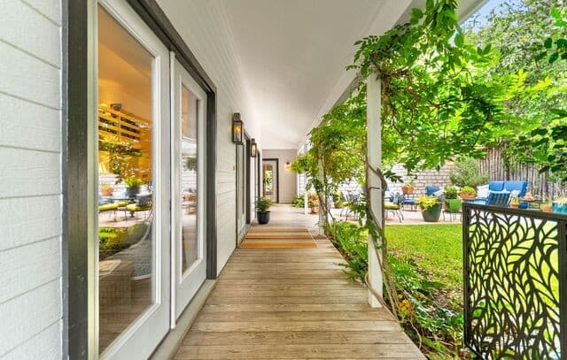 5-bedroom rental at 904 N Lincoln St in Fredericksburg, TX — photo 3