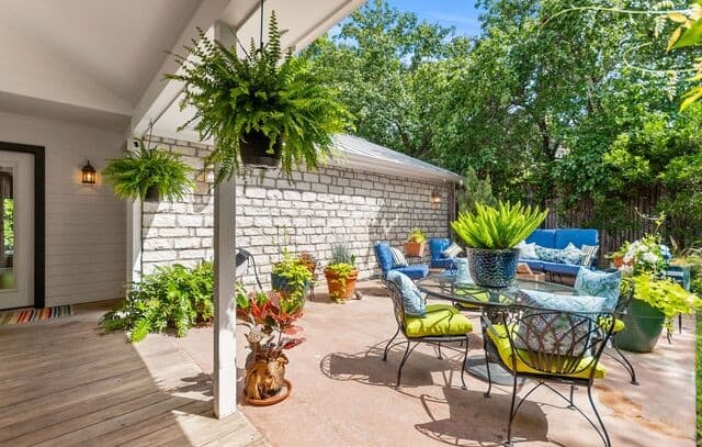 5-bedroom rental at 904 N Lincoln St in Fredericksburg, TX — photo 4