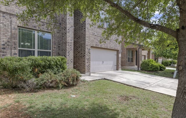 3-bedroom rental at 8718 Finlandia Rock in San Antonio, TX — photo 2