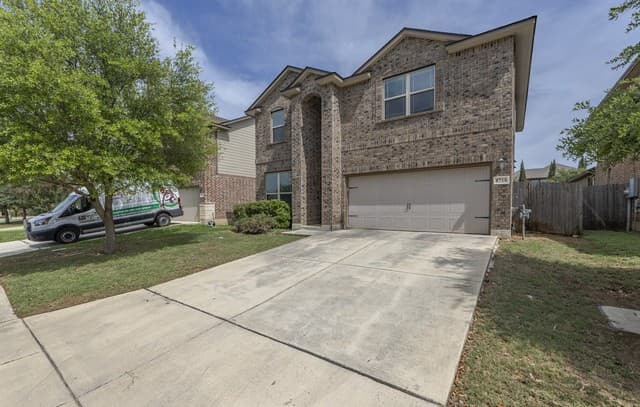 3-bedroom rental at 8718 Finlandia Rock in San Antonio, TX — photo 3