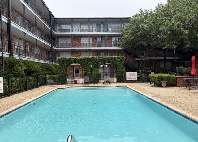 3-bedroom rental at 8401 N New Braunfels Ave Unit 321 in San Antonio, TX — photo 2