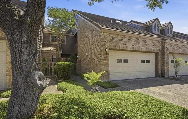 2-bedroom rental at 14212 Arbor Oak in San Antonio, TX — photo 2