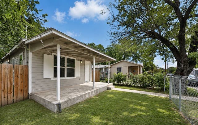 2-bedroom rental at 2721 Colima St in San Antonio, TX — photo 2