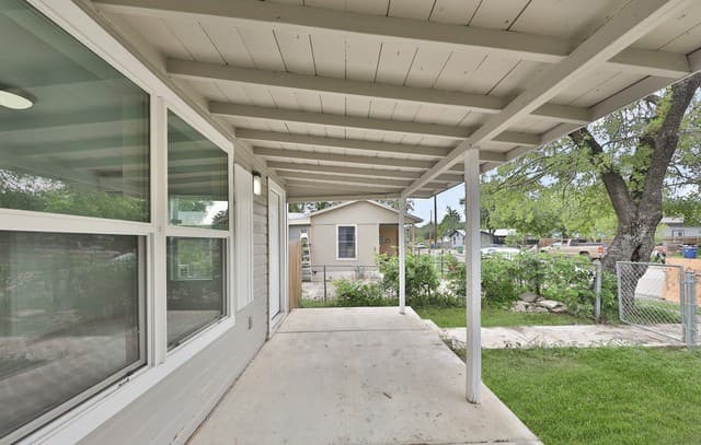 2-bedroom rental at 2721 Colima St in San Antonio, TX — photo 3