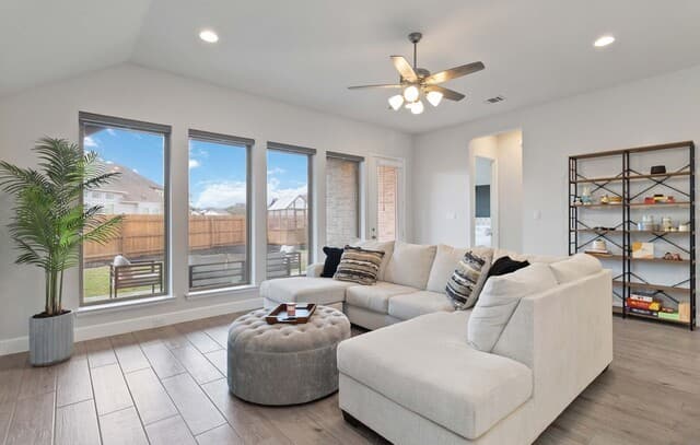 5-bedroom rental at 149 Red Oak in Castroville, TX — photo 3