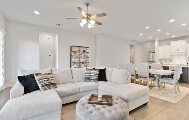 5-bedroom rental at 149 Red Oak in Castroville, TX — photo 4
