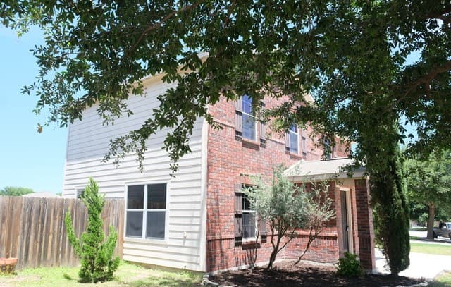3-bedroom rental at 11725 Luckey Vis in San Antonio, TX — photo 3