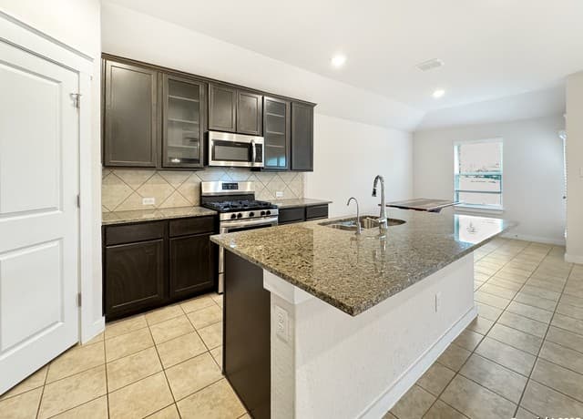 3-bedroom rental at 4351 W Vasquez Circle in Converse, TX — photo 2