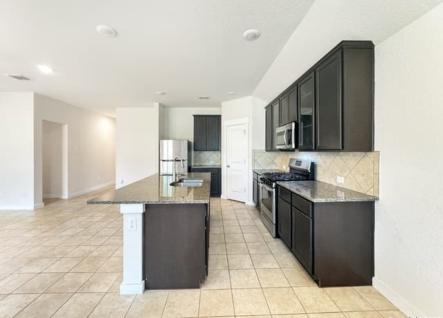 3-bedroom rental at 4351 W Vasquez Circle in Converse, TX — photo 3