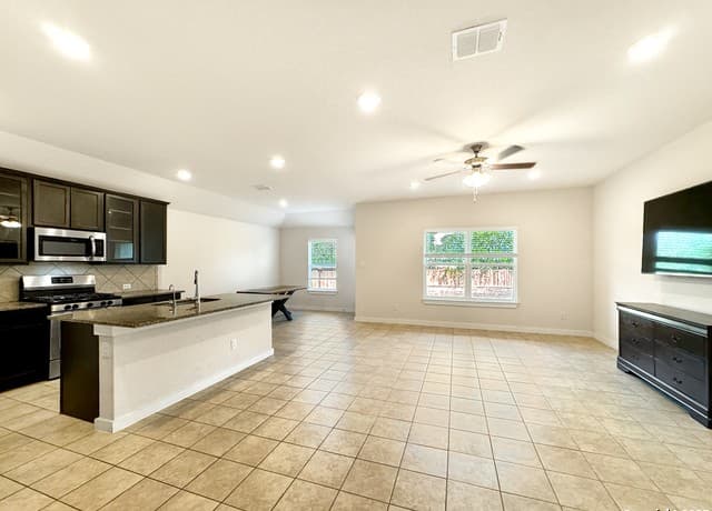 3-bedroom rental at 4351 W Vasquez Circle in Converse, TX — photo 4
