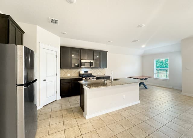 3-bedroom rental at 4351 W Vasquez Circle in Converse, TX — photo 5