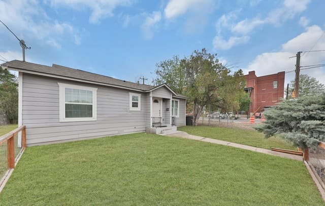 3-bedroom rental at 2006 Hays St in San Antonio, TX — photo 2