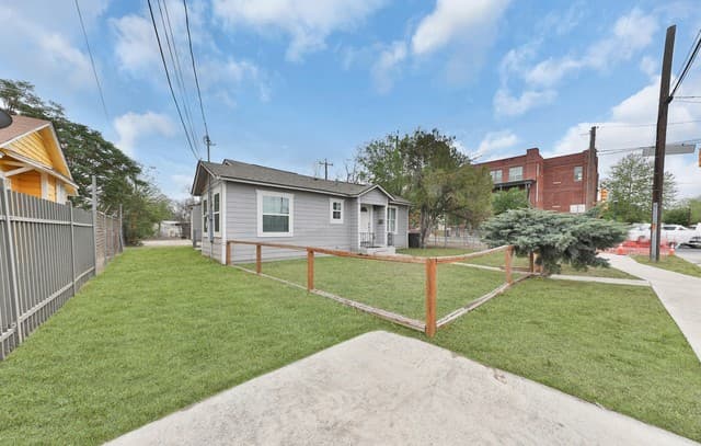 3-bedroom rental at 2006 Hays St in San Antonio, TX — photo 3