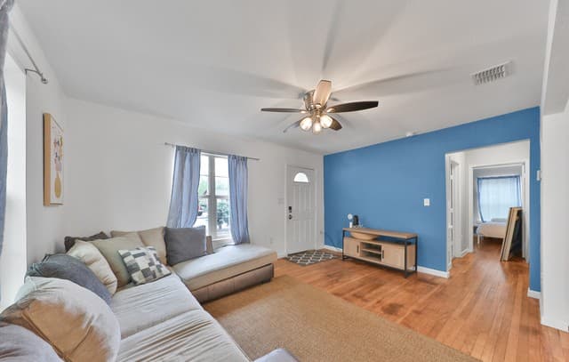 3-bedroom rental at 2006 Hays St in San Antonio, TX — photo 5