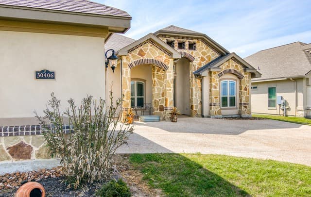3-bedroom rental at 30406 Cibolo Run in Fair Oaks Ranch, TX — photo 2