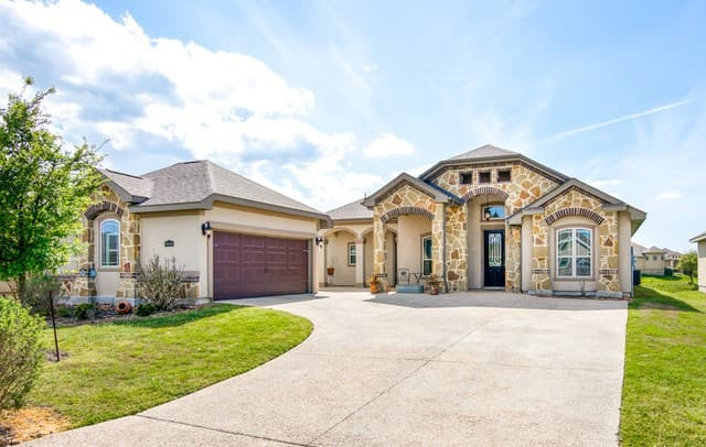 3-bedroom rental at 30406 Cibolo Run in Fair Oaks Ranch, TX — photo 3