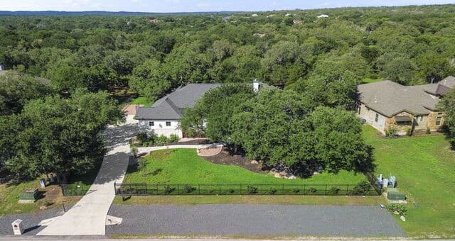 5-bedroom rental at 1062 Pegasus Dr in Spring Branch, TX — photo 2