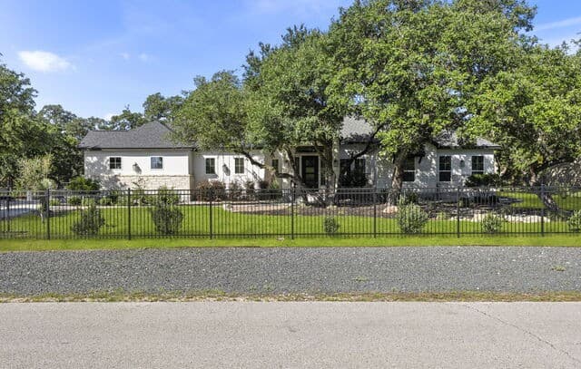 5-bedroom rental at 1062 Pegasus Dr in Spring Branch, TX — photo 3