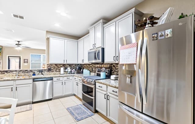 3-bedroom rental at 11918 Luckey Riv in San Antonio, TX — photo 5