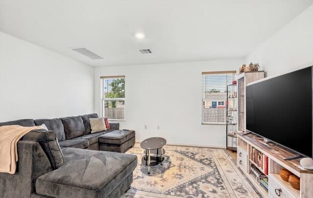 3-bedroom rental at 502 Primrose in San Antonio, TX — photo 5