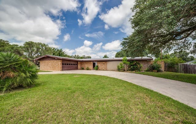 3-bedroom rental at 206 Jay Drive in Devine, TX — photo 1