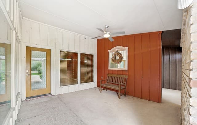 3-bedroom rental at 206 Jay Drive in Devine, TX — photo 4