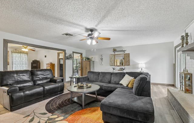 3-bedroom rental at 215 Deer Run St in Pleasanton, TX — photo 5