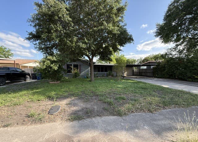 3-bedroom rental at 406 Creath Pl in San Antonio, TX — photo 2