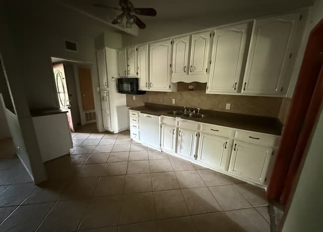 3-bedroom rental at 406 Creath Pl in San Antonio, TX — photo 4