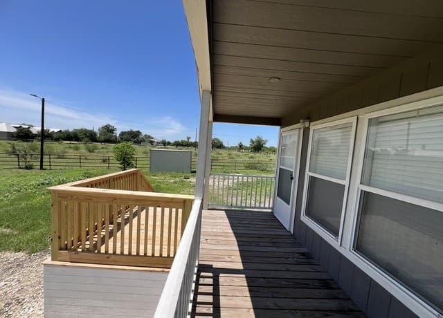 2-bedroom rental at 1296 Country Ln in Marion, TX — photo 2