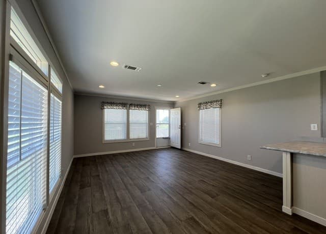 2-bedroom rental at 1296 Country Ln in Marion, TX — photo 4