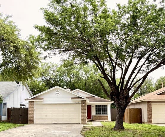 3-bedroom rental at 10040 Woodtrail in San Antonio, TX — photo 1