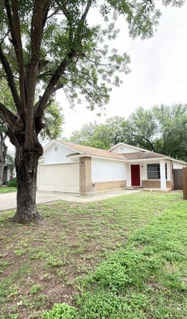 3-bedroom rental at 10040 Woodtrail in San Antonio, TX — photo 2