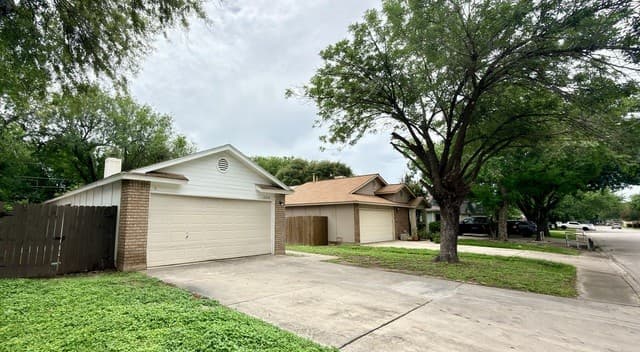 3-bedroom rental at 10040 Woodtrail in San Antonio, TX — photo 3