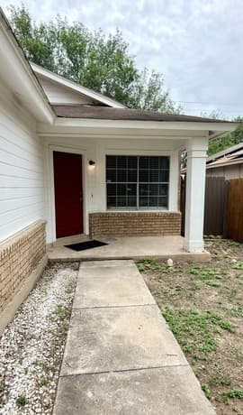 3-bedroom rental at 10040 Woodtrail in San Antonio, TX — photo 4