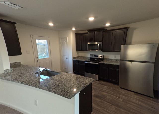3-bedroom rental at 7231 Lazy Cyn in San Antonio, TX — photo 2