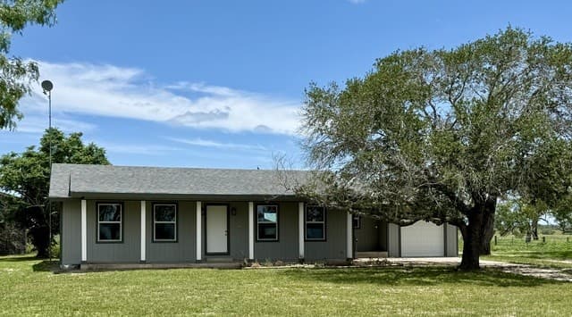 3-bedroom rental at 1019 Cr 160 in Kenedy, TX — photo 1