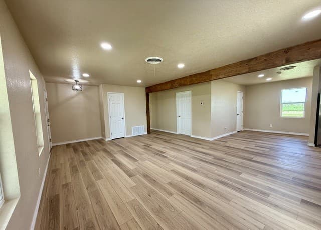 3-bedroom rental at 1019 Cr 160 in Kenedy, TX — photo 4