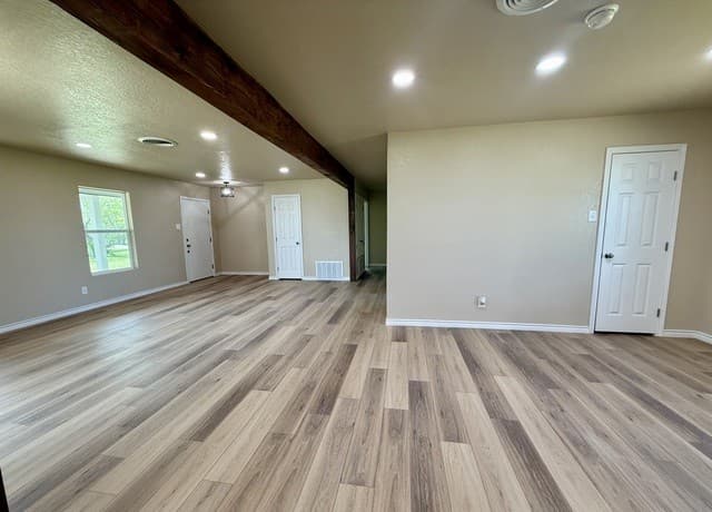 3-bedroom rental at 1019 Cr 160 in Kenedy, TX — photo 5