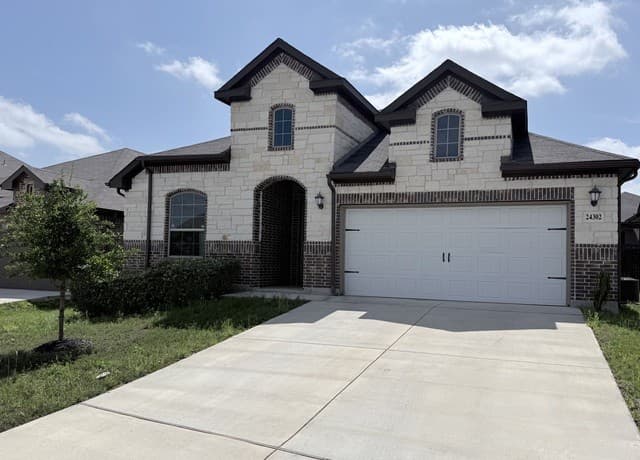 3-bedroom rental at 24302 Palermo in San Antonio, TX — photo 2