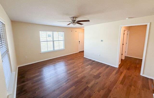 3-bedroom rental at 220 Hansford St in San Antonio, TX — photo 2