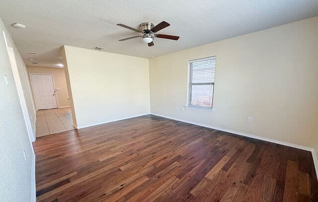 3-bedroom rental at 220 Hansford St in San Antonio, TX — photo 3
